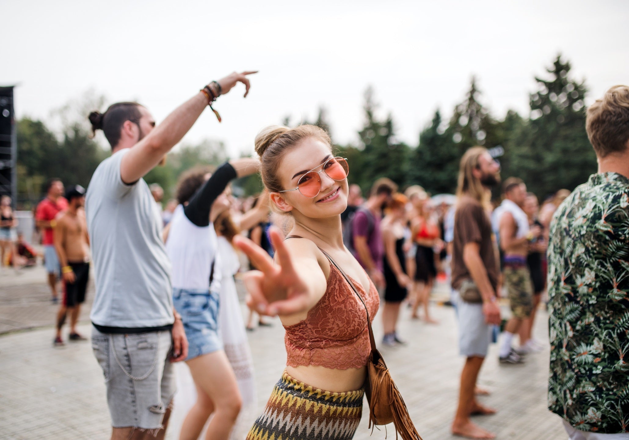 Muziekliefhebbers genieten van een live optreden bij het hoofdpodium tijdens het festivalseizoen 2026.