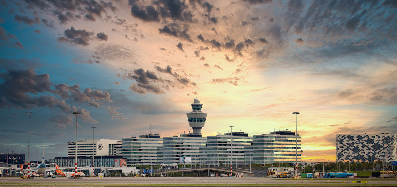 Het Jan Dellaertplein bij Schiphol Plaza, de locatie van de huidige zones voor roken op Schiphol buiten de terminal.