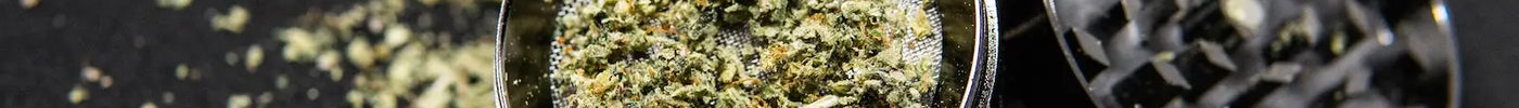 Metalen cannabis grinder met gemalen wiet en vloeitjes