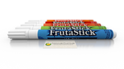 De FrutaStick aroma pen wordt klaargemaakt voor gebruik om sigaretten een menthol smaak te geven bij Novus Fumus.