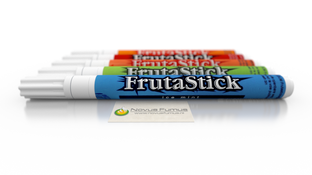 De FrutaStick aroma pen wordt klaargemaakt voor gebruik om sigaretten een menthol smaak te geven bij Novus Fumus.