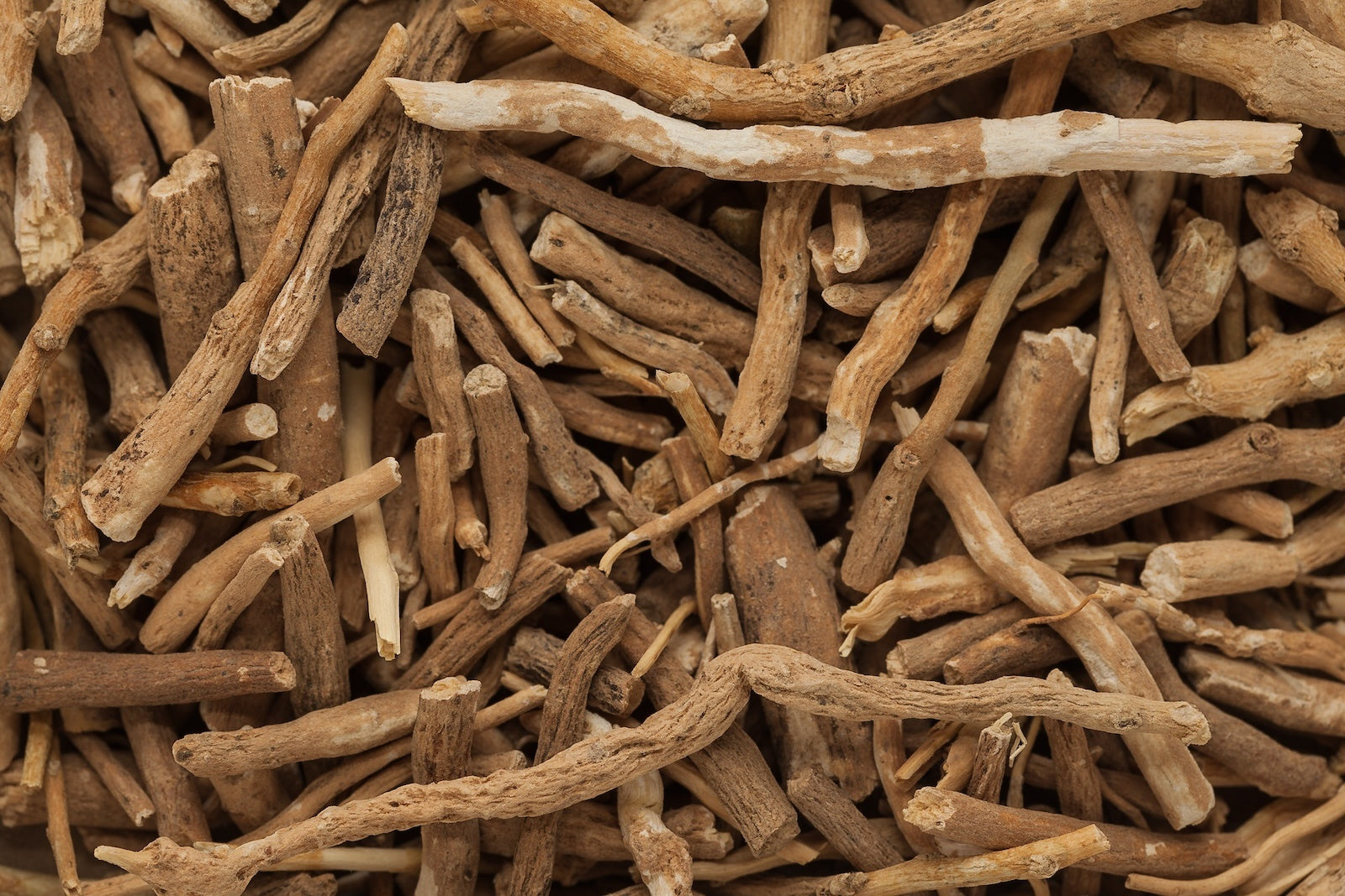 Fijn gemalen Ashwagandha poeder voor natuurlijke stressvermindering en vitaliteit bij Novus Fumus.