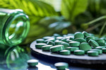 Fit4Seasons Spirulina tabletten (240 stuks) in een witte verpakking bij Novus Fumus.