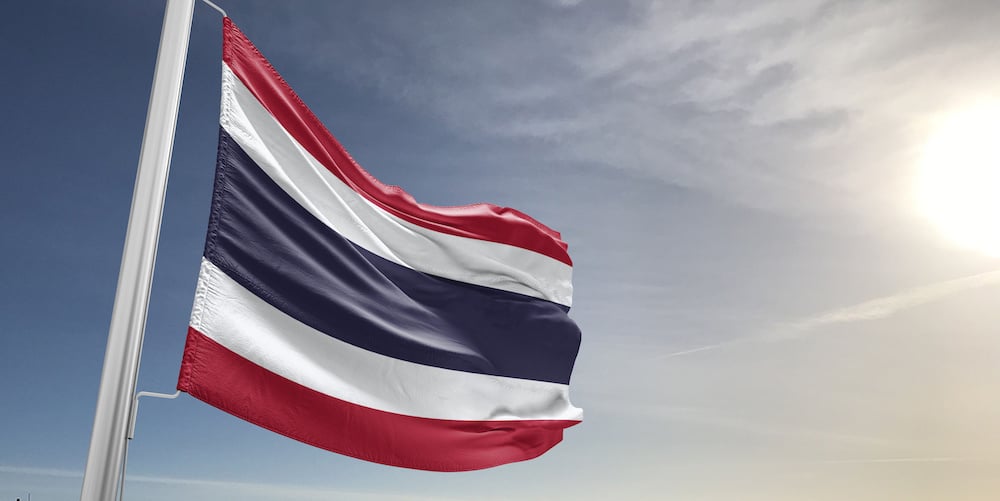 Een elektronische sigaret naast een paspoort en vliegtickets als waarschuwing voor het verbod op e-sigaretten in Thailand.